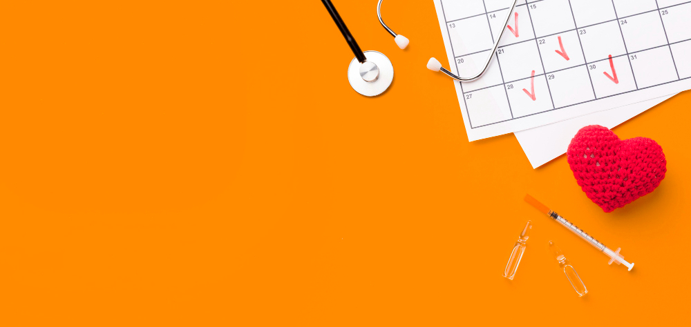 grafika dekoracyjna: stetoskop, strzykawka, fiolki z lekarstwami, czerwone serce i karka z kalendarza na pomarańczowym tle
