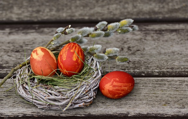 grafika dekoracyjna - jajka na gnieździe z wikliny i siana