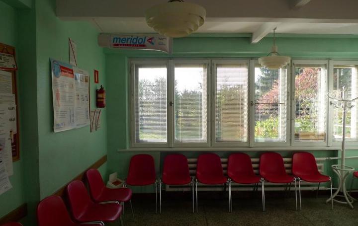 Poczekalnie przed remontem, okna na wprost, pod oknami i pod ścianą po lewej stronie ustawione krzesła